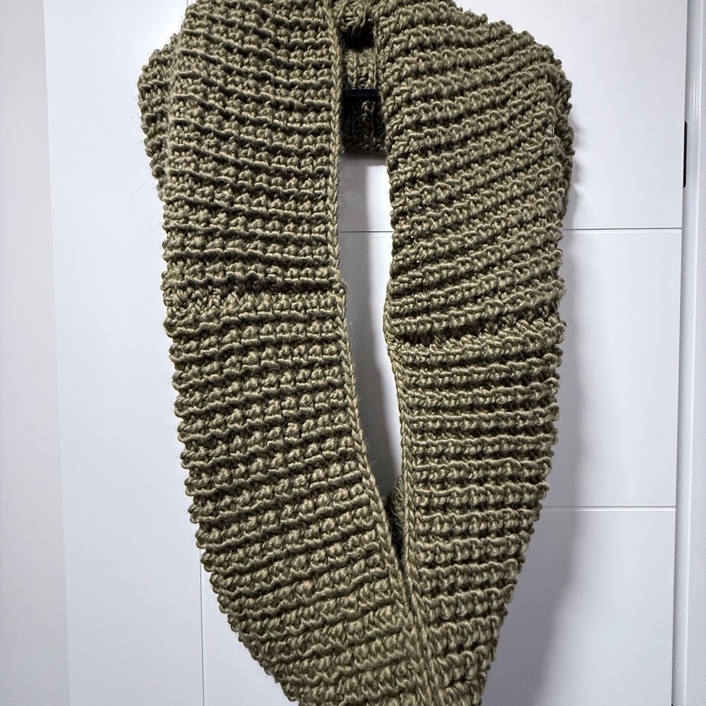 Gap- NWT cowl neck chunky scarf